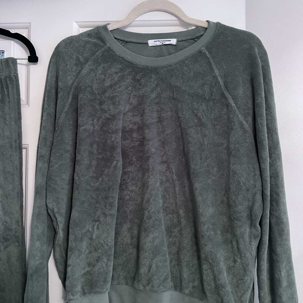Perfect White Tee Green Velour Sweatshirt Size Medium